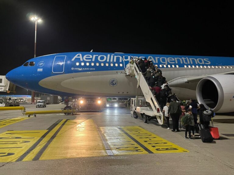 Arribó al país el vuelo de Aerolíneas Argentinas con los primeros repatriados de Israel