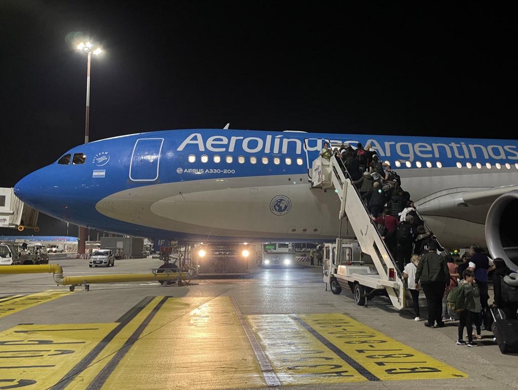 Llegó al país el cuarto vuelo de Aerolíneas Argentinas con 247 argentinos repatriados de Israel
