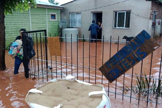 Salud Pública recorre la provincia y asiste a familias damnificadas por las lluvias