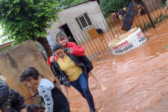 Salud Pública recorre la provincia y asiste a familias damnificadas por las lluvias