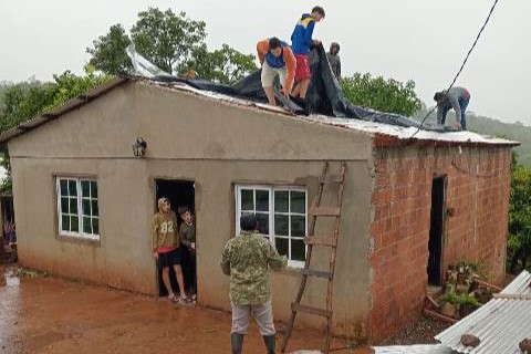 Salud Pública recorre la provincia y asiste a familias damnificadas por las lluvias
