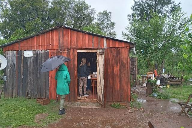 Salud Pública recorre la provincia y asiste a familias damnificadas por las lluvias