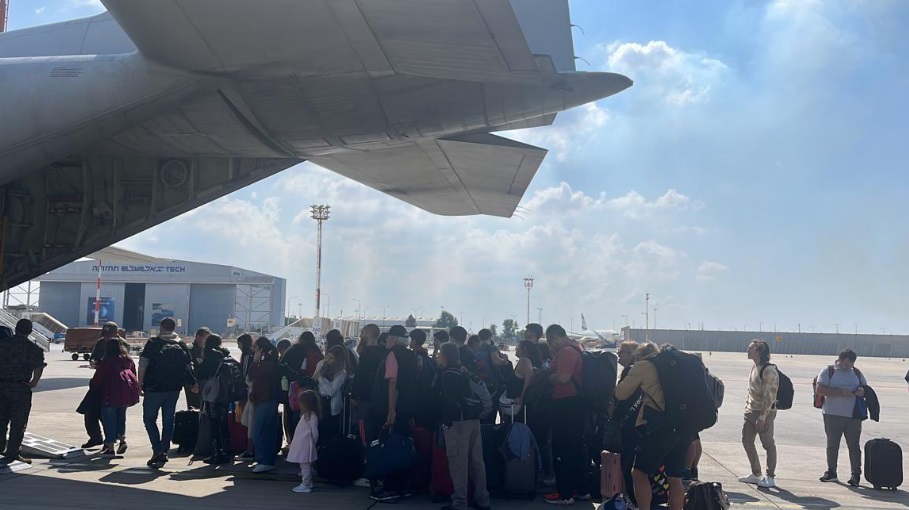 Parte el tercer vuelo del Hércules en rescate de argentinos en Israel