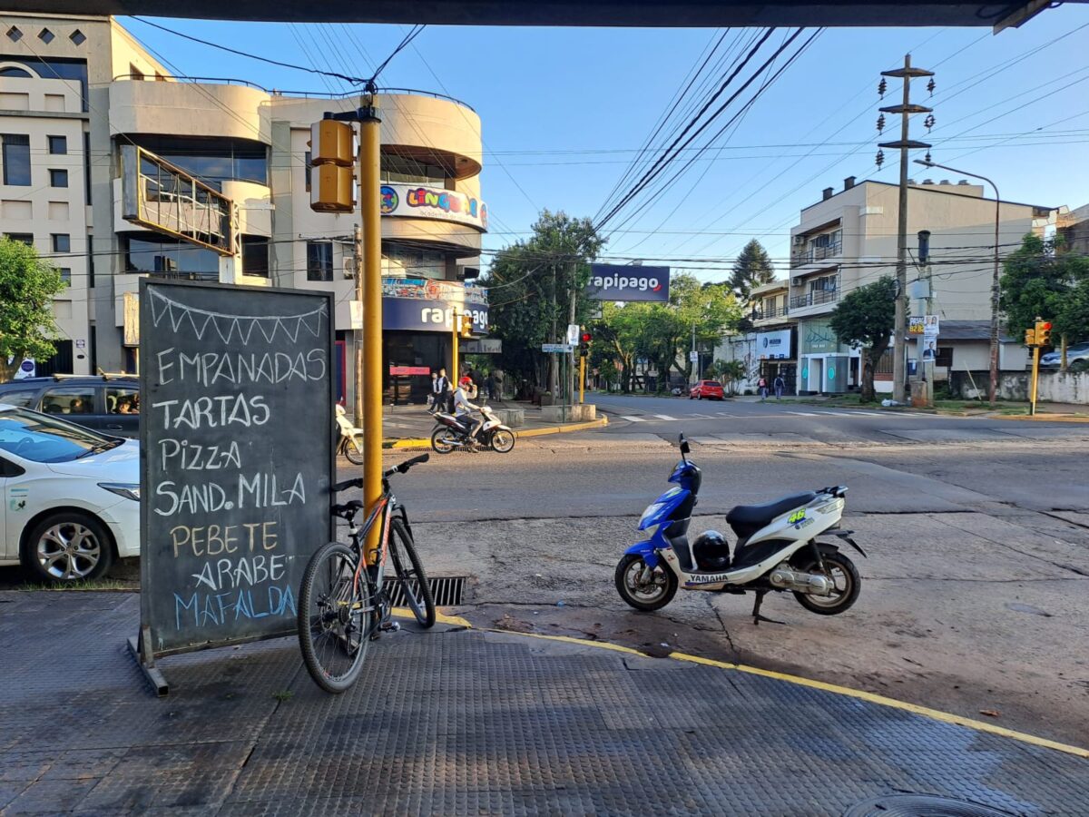 Mujer ciclista terminó herida tras chocar contra una moto en Posadas