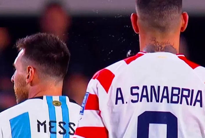 escupiendo a messi