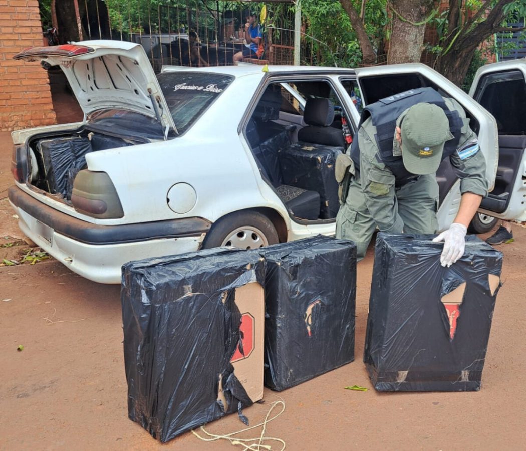 evadio las senales de transito las patrullas de la fuerza y abandono el auto cargado con cigarrillos ilegales 1 - 1