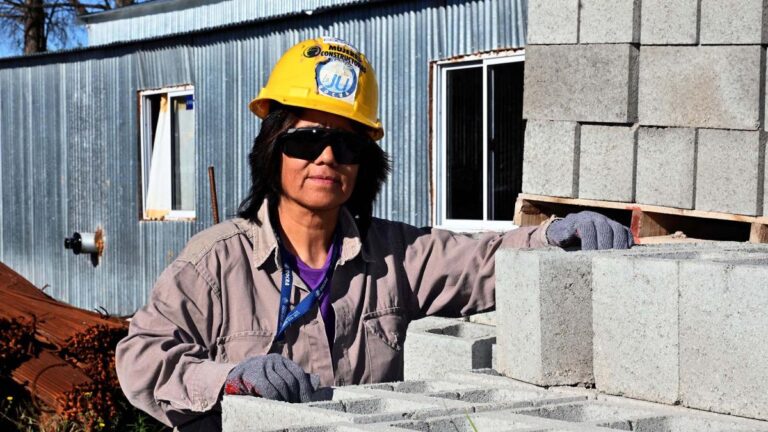 Destacan que crece el empleo de mujeres en el sector de la construcción