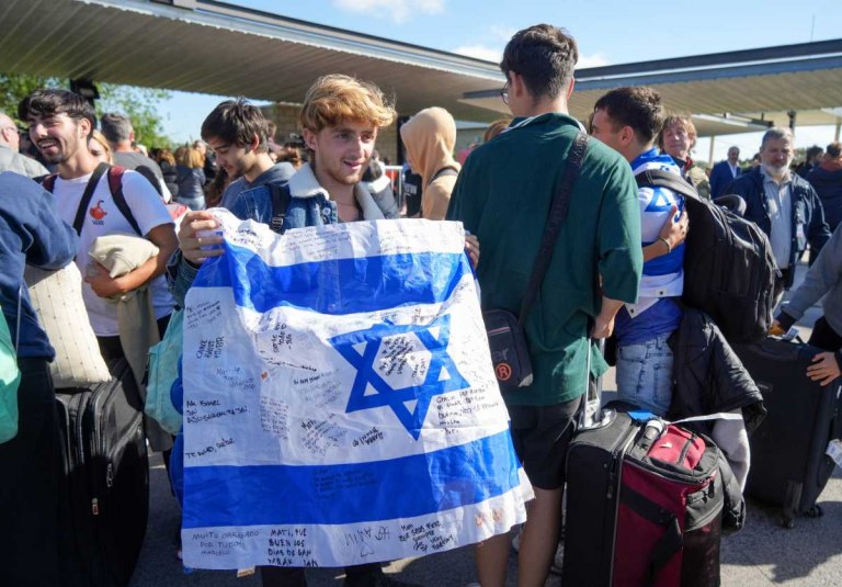 El tercer vuelo con argentinos repatriados de Israel llega el viernes