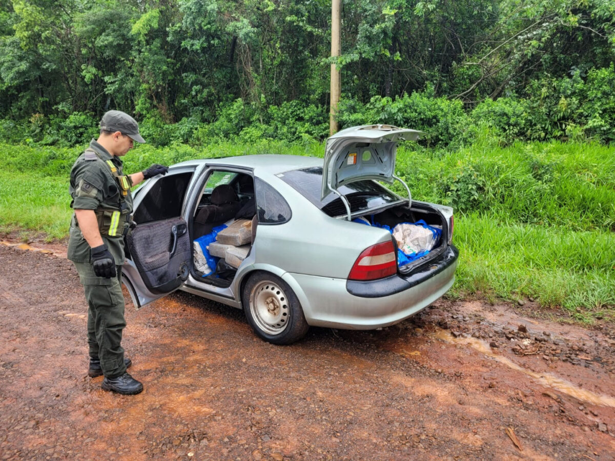 transportaba mas de 280 kilos de marihuana abandono su auto e intento huir 3 - 1