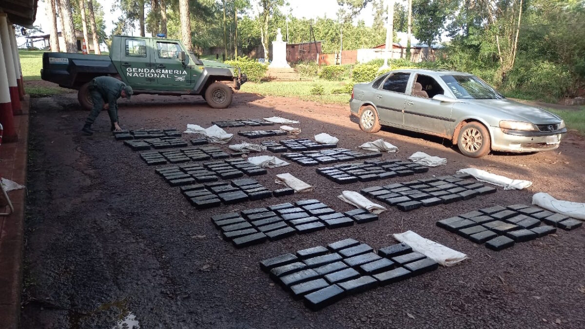 transportaba mas de 280 kilos de marihuana abandono su auto e intento huir 4 - 5