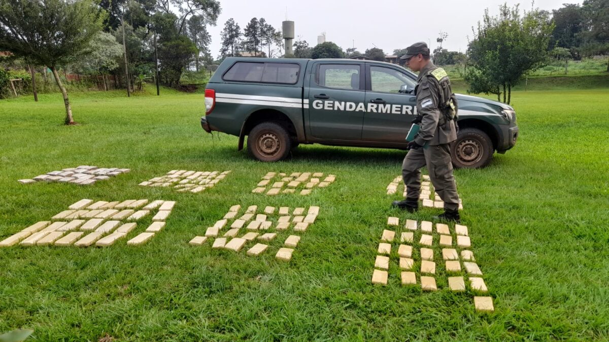 Encontraron 138 kilos de marihuana abandonados entre malezas en Eldorado