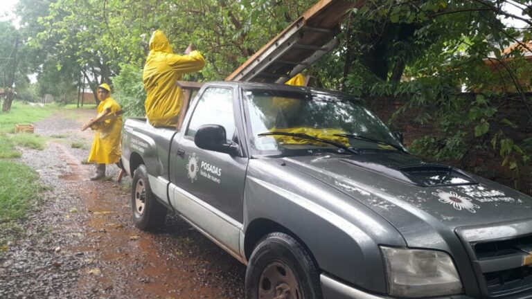 Asisten a familias afectadas por las intensas lluvias en Posadas