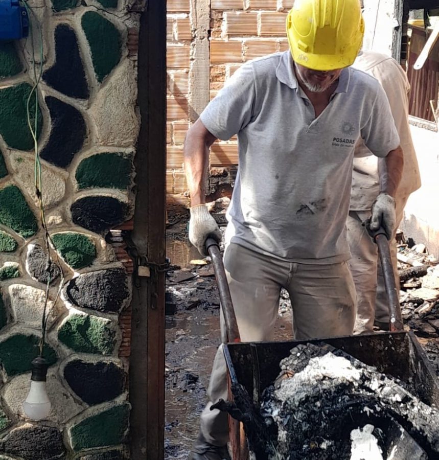 Asistieron a familia afectada por incendio en el barrio Santa Clara de Posadas 1 - 3