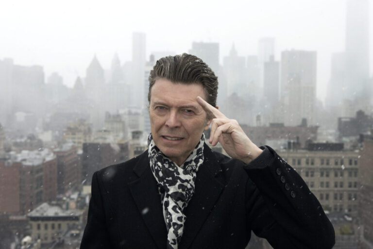 Subastan un manuscrito del fallecido músico David Bowie por más de US$200 mil