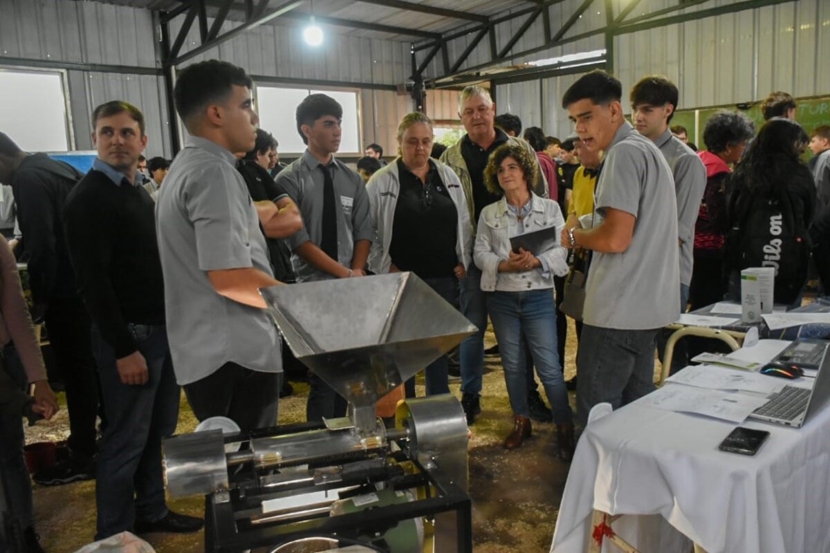 Presentaron una cosechadora y descascaradora de arroz para la Agricultura Familiar en la EPET N° 3 de Oberá