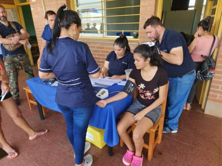 El programa “Estamos con vos” acercó servicios médicos y de asesoramiento al barrio Itaembé Miní