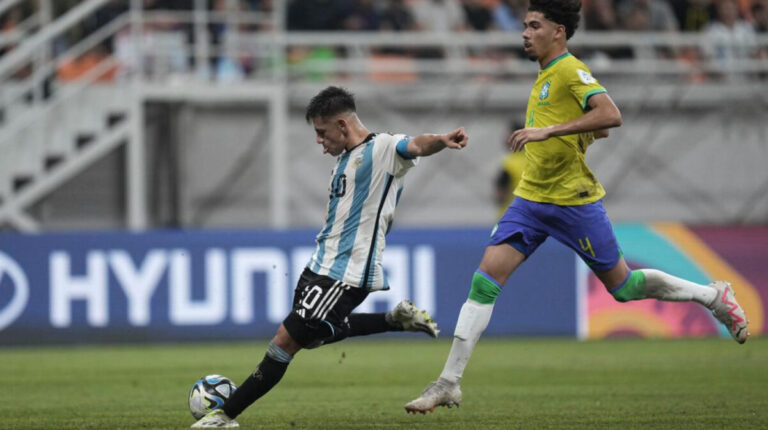 Con un "Hat trick" de Echeverri, Argentina aplastó a Brasil y avanzó a semis del Mundial Sub 17