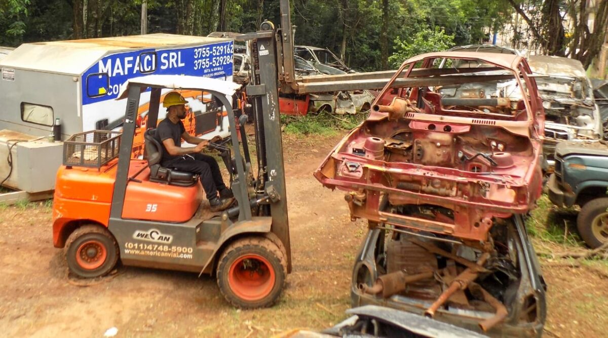 Iniciaron la compactación de vehículos y chatarras en Puerto Iguazú