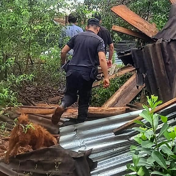 Policías asisten a los damnificados por el temporal y las inundaciones