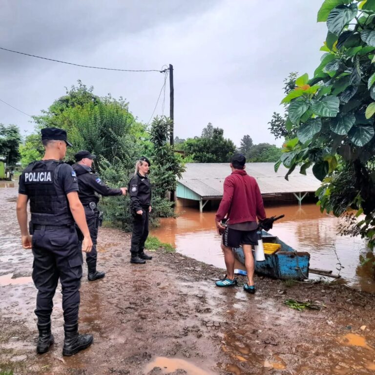 Policías asisten a los damnificados por el temporal y las inundaciones