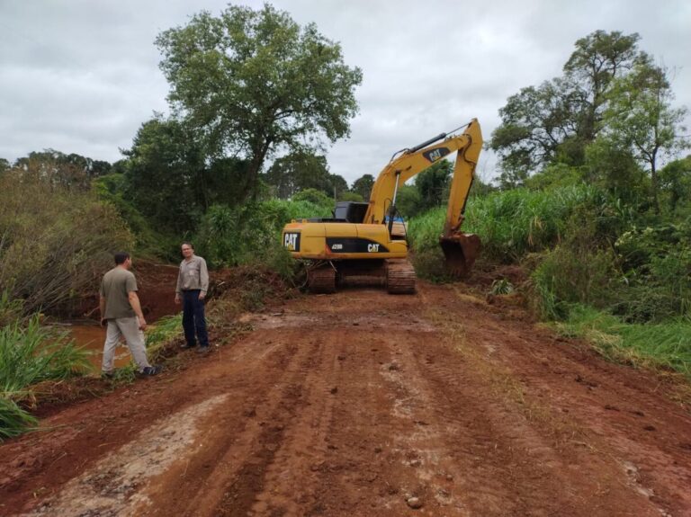 Vialidad trabaja en la reparación de la ruta provincial Nº 212 en Caraguatay