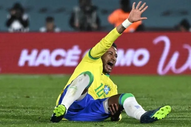 Operan a Neymar en Brasil de la rotura de ligamentos y meniscos