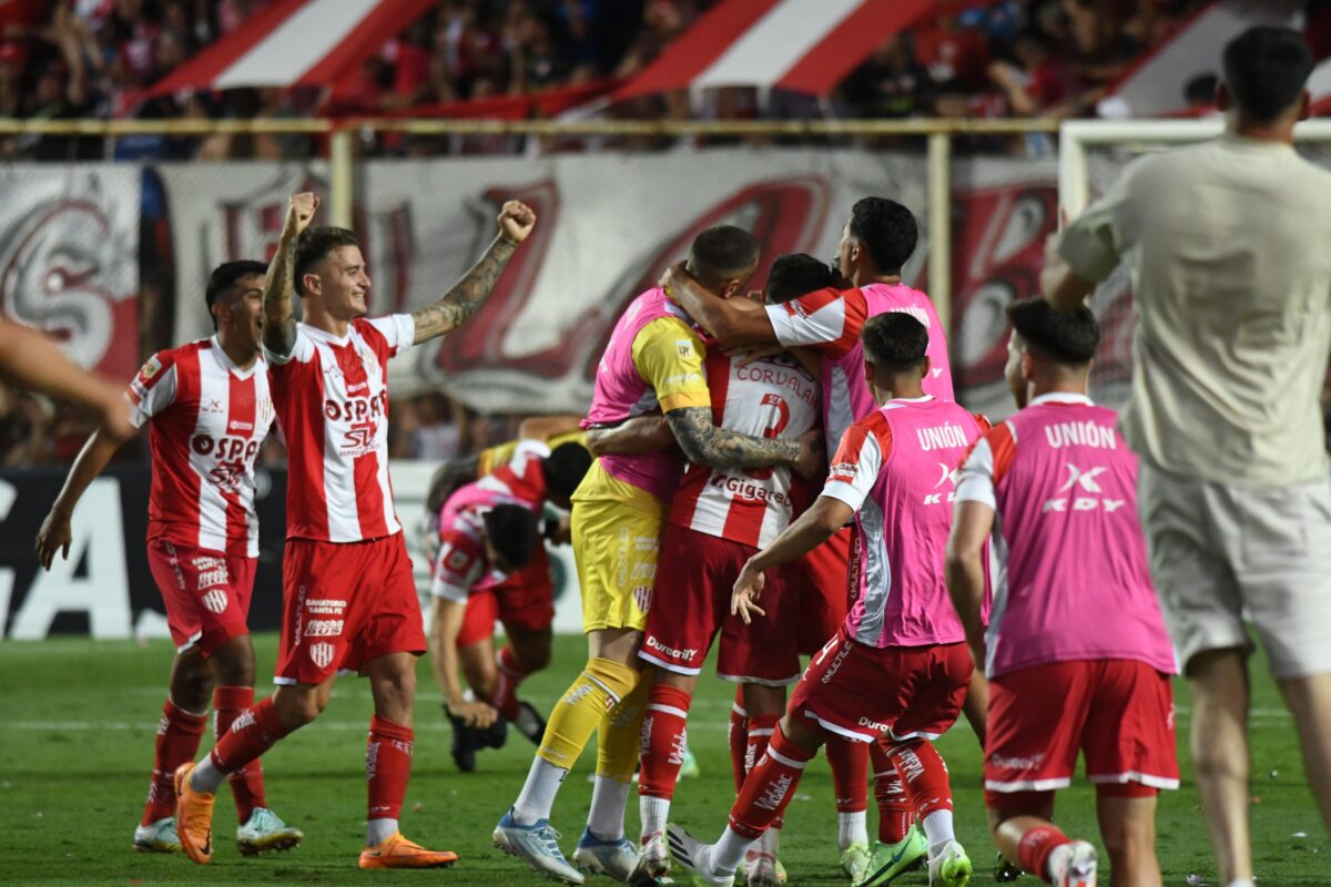 Unión de Santa Fe venció a Tigre y mantiene la categoría