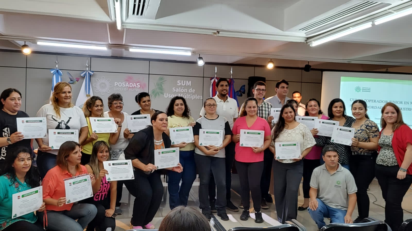 Vecinos de Itaembé Guazú fueron reconocidos con certificados de bordado semi-industrial