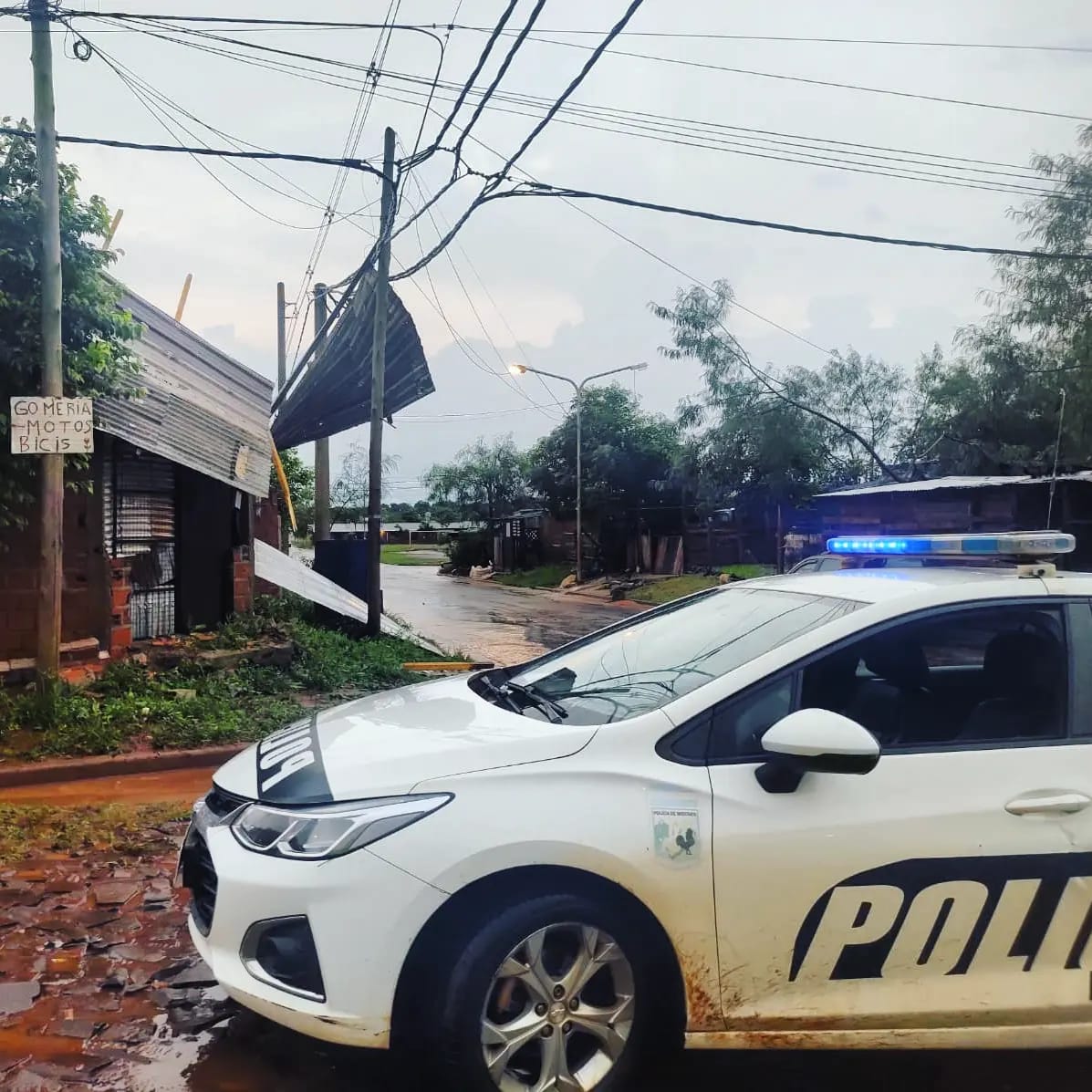 Policías realizan tareas de asistencia tras el temporal que azotó a la zona sur de Misiones