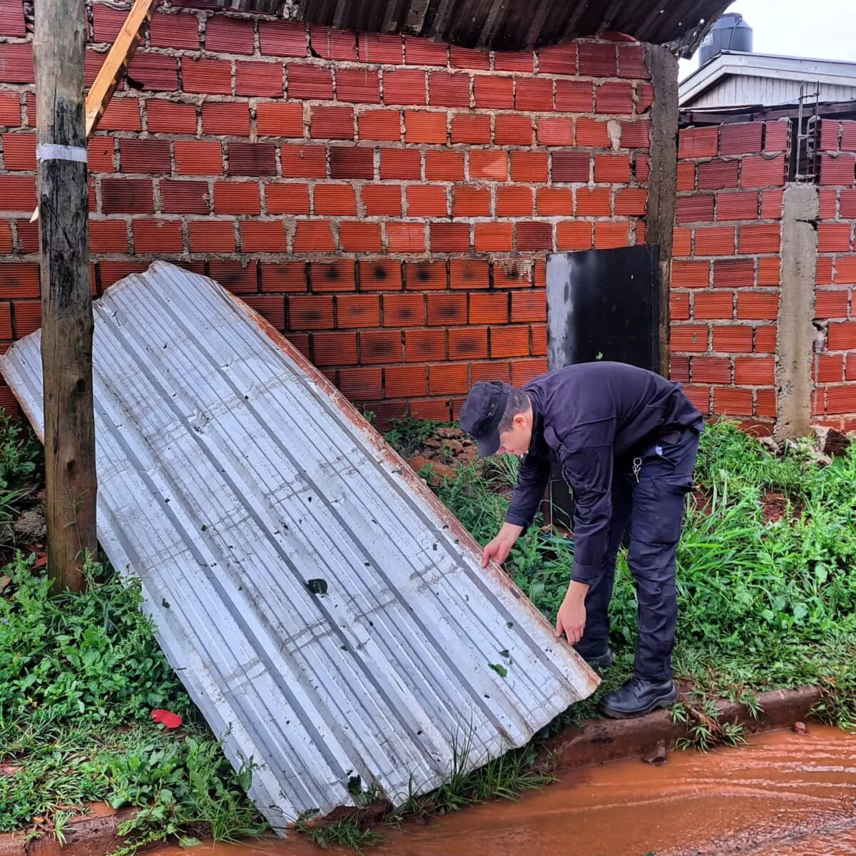 Policías realizan tareas de asistencia tras el temporal que azotó a la zona sur de Misiones