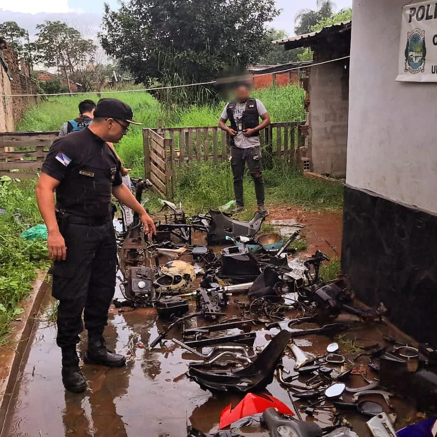 Desmantelaron un desarmadero de motos robadas y atraparon a tres hermanos involucrados