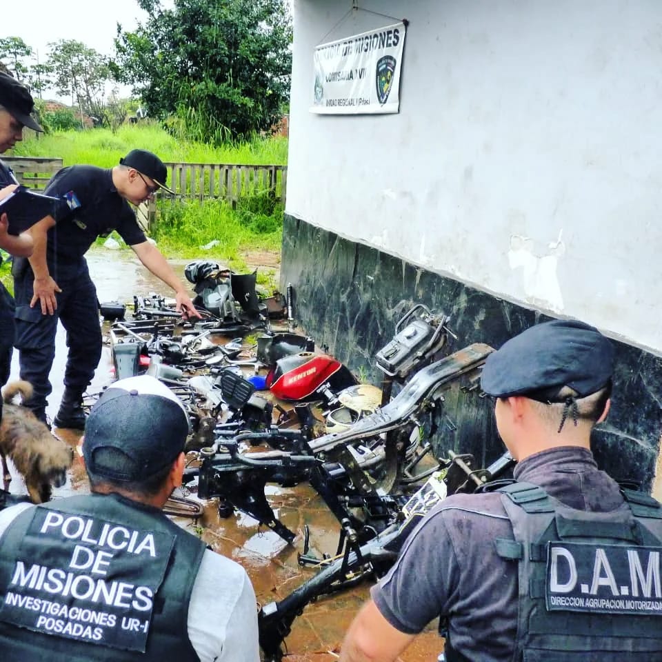 Desmantelaron un desarmadero de motos robadas y atraparon a tres hermanos involucrados