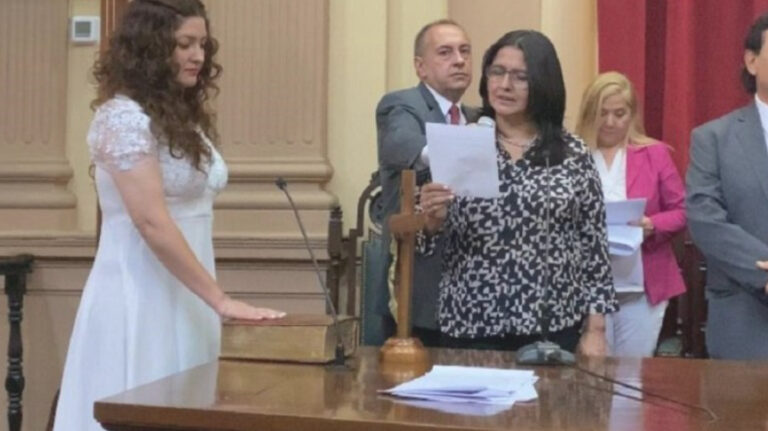 Una diputada salteña asumió a su banca con un vestido de novia porque "se casa con la gente"