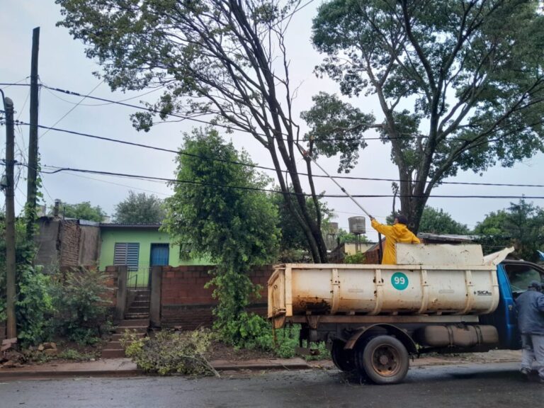 Frente a la alerta meteorológica continúan operativos de asistencia en barrios de Posadas