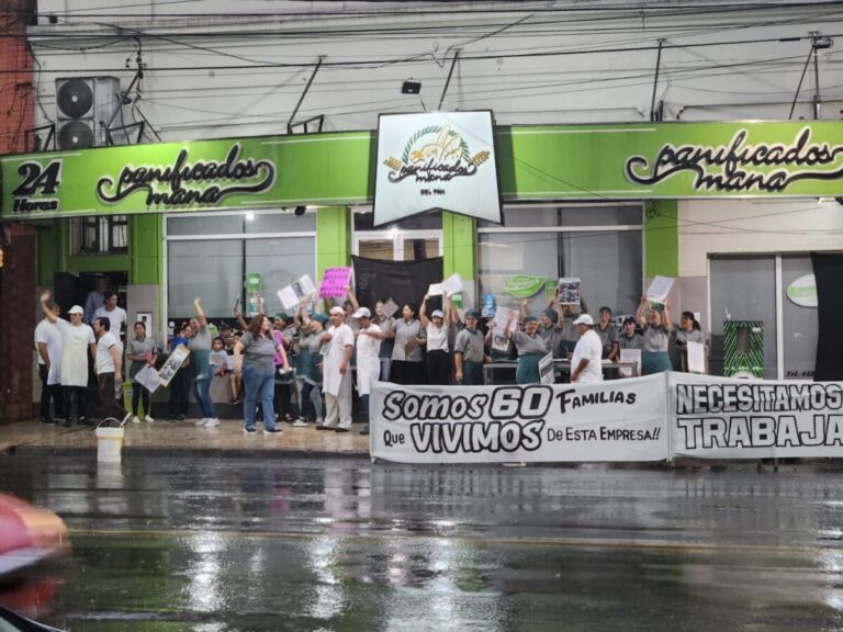 Trabajadores realizaron una manifestación tras la clausura de una reconocida panadería en Posadas