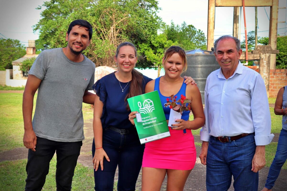 Regularización dominial en Posadas: familias del barrio Cruz del Sur recibieron permisos de ocupación