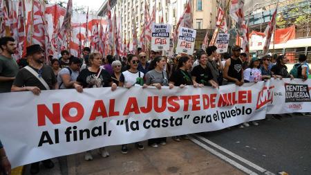 Corridas y enfrentamientos entre manifestantes y la policía en la marcha contra Milei