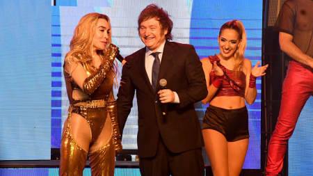 Milei presenció el show de Fátima Flórez y adelantó que "se van a venir meses muy duros"