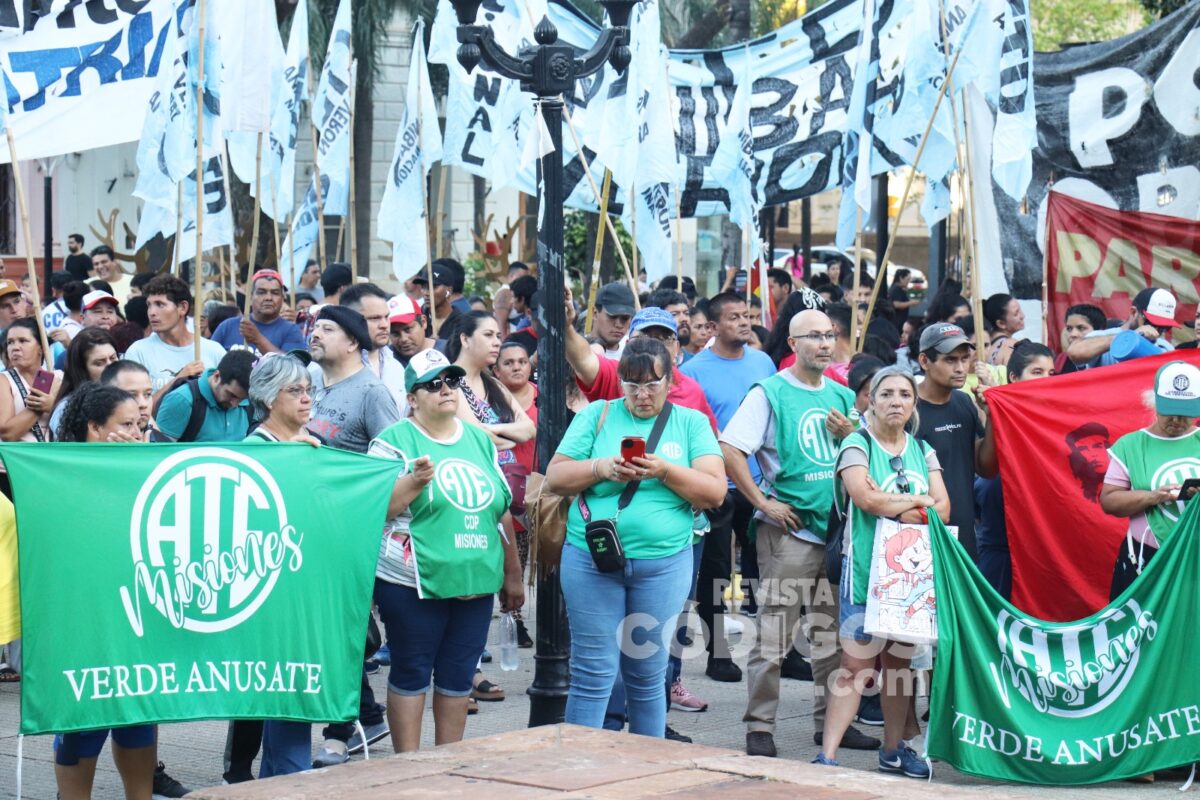 Cacerolazo de trabajadores en la plaza 9 de Julio de Posadas en contra del DNU de Milei