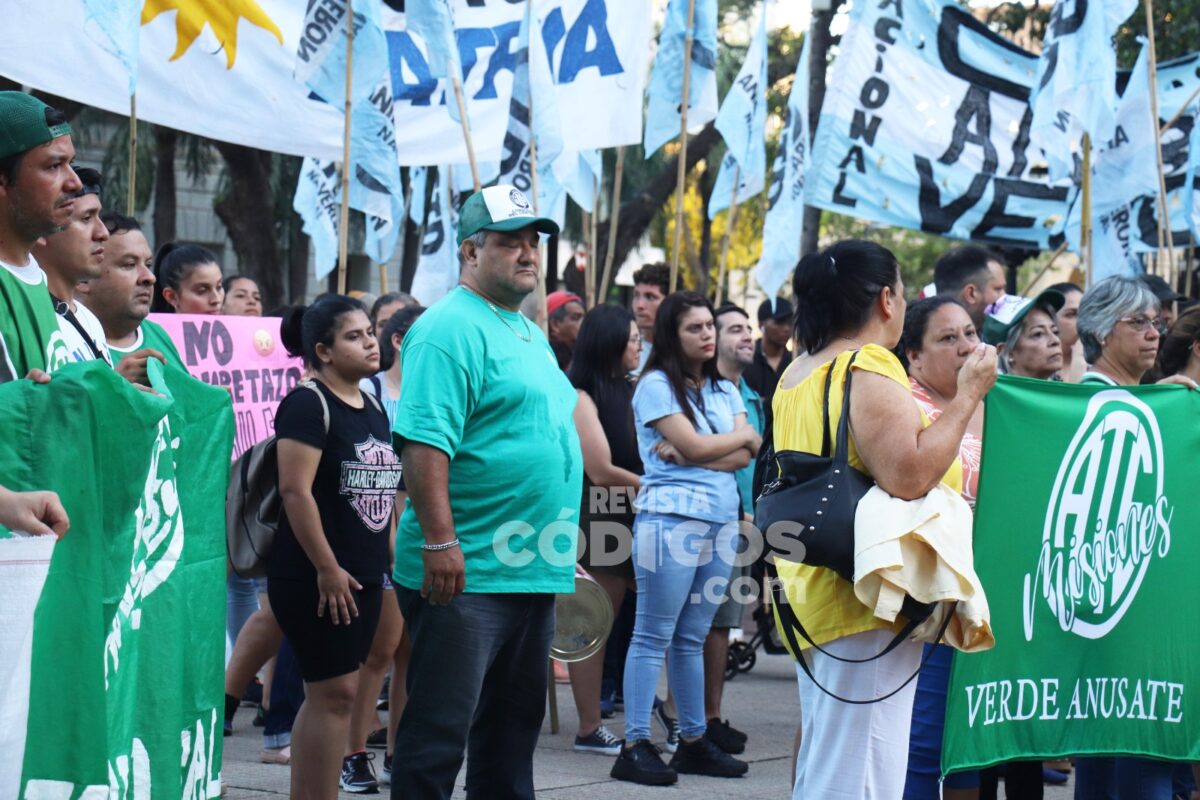 Cacerolazo de trabajadores en la plaza 9 de Julio de Posadas en contra del DNU de Milei