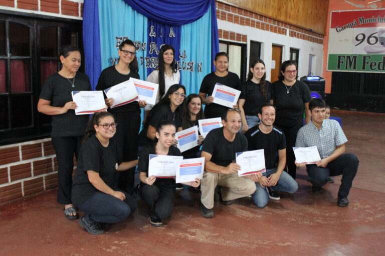 Desarrollo social entregó más de 30 certificados en el cierre del curso de lengua de señas