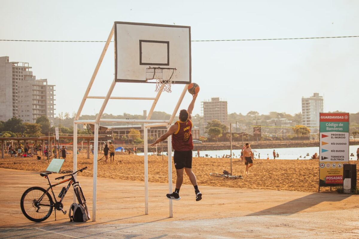 Comenzaron las escuelas deportivas municipales de verano en Posadas