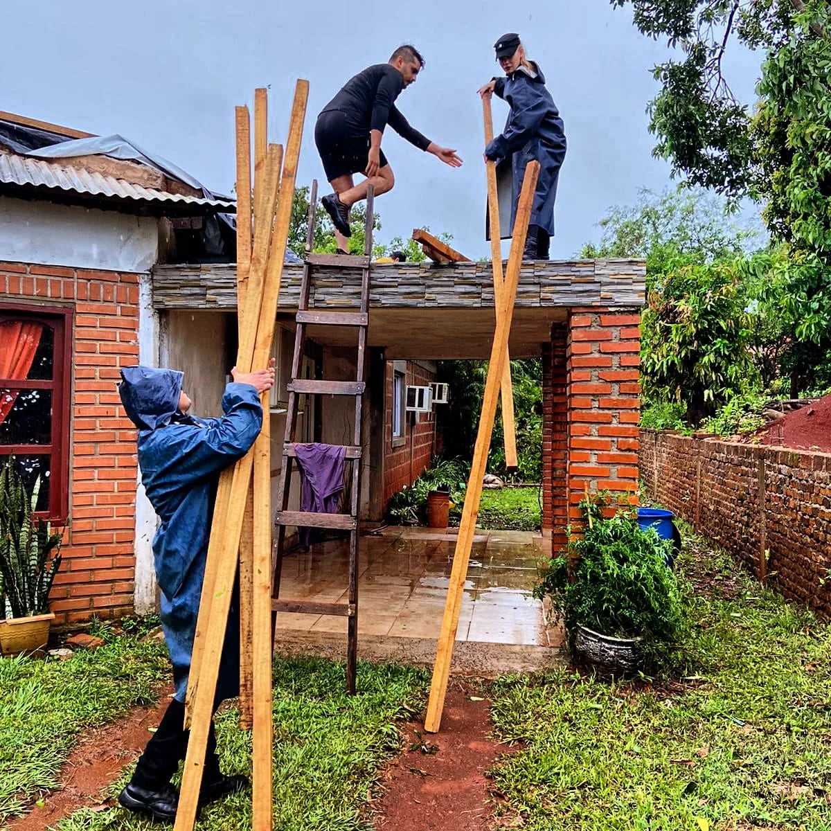 La Policía de Misiones realiza un amplio operativo para asistir a damnificados por el temporal en la provincia