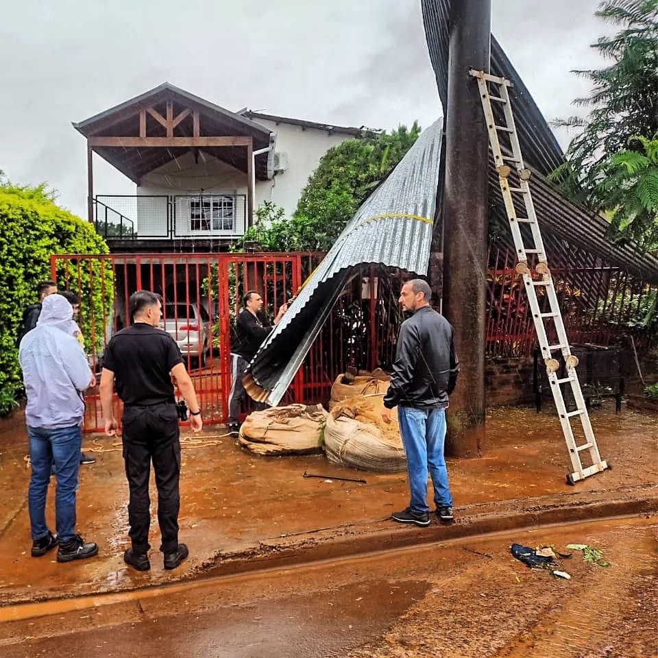 La Policía de Misiones realiza un amplio operativo para asistir a damnificados por el temporal en la provincia