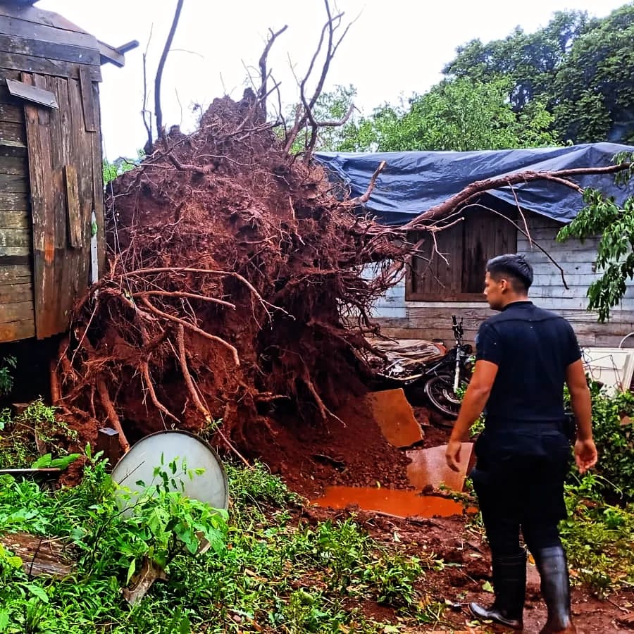 La Policía de Misiones realiza un amplio operativo para asistir a damnificados por el temporal en la provincia