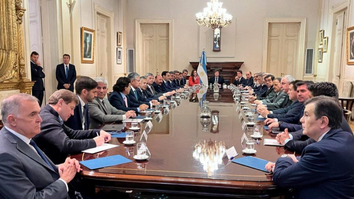 Gobernadores rechazaron la reversión del impuesto a las ganancias tras la reunión con Milei