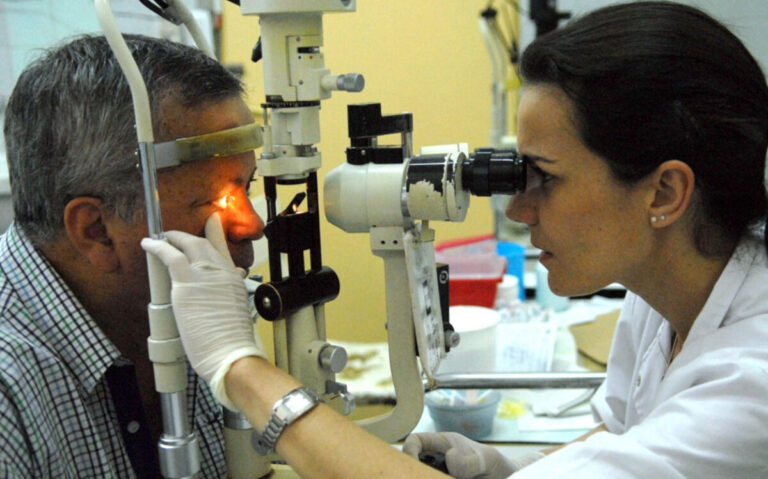 Especialistas afirman que la oftalmología argentina "puede sufrir riesgos irreparables"