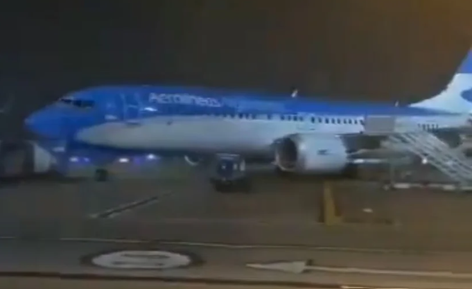 Aerolíneas Argentinas culpó al Servicio Meteorológico por el incidente con los aviones en pista