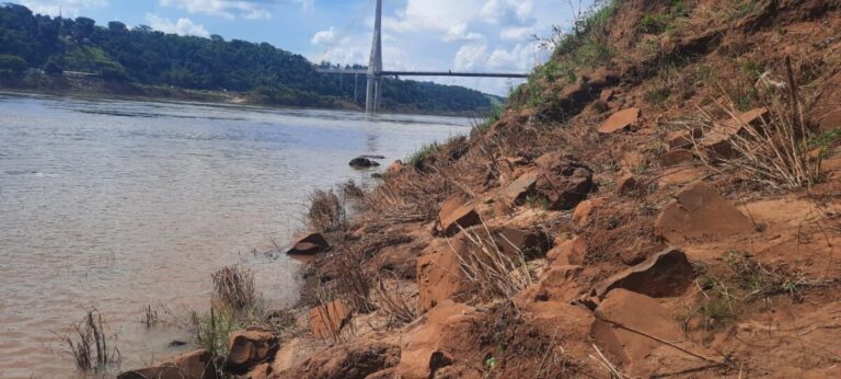 Buscan a un joven jujeño que se arrojó a las aguas del salto Mariposa de Iguazú