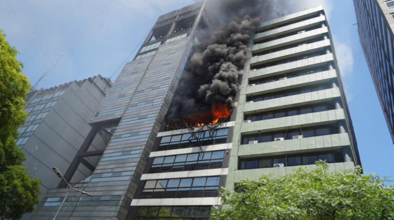 Confirmaron una muerte y más de 40 heridos tras el incendio al lado de la Secretaría de Trabajo